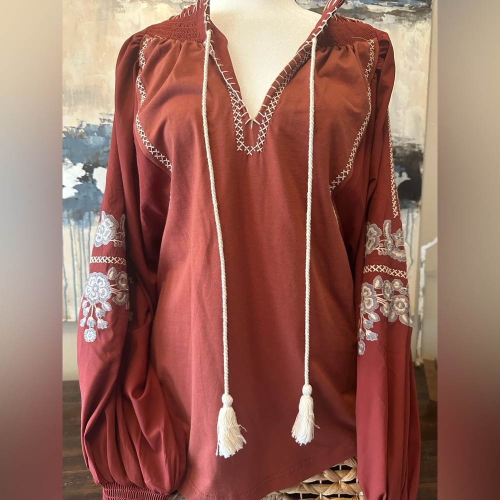 Gimmicks by BKE Floral Embroidered Blouse